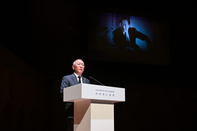 정의선 현대차그룹 회장이 25일 개최된 ‘아산 정주영 서거 25주기 추모 음악회:이어지는 울림』’에서 추모사를 하고 있다. 현대차그룹 제공