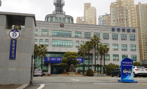 통영 교차로 차량 충돌에 편의점 앞 시민 '봉변'