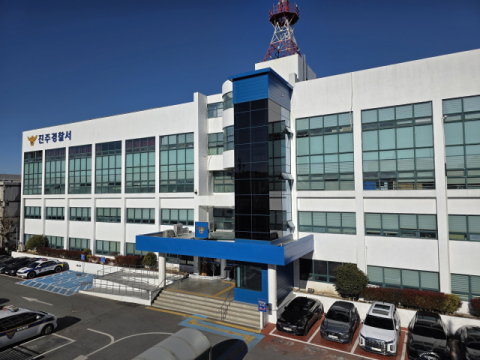 헤어진 여자친구 집 찾아가 흉기 난동 20대 검거