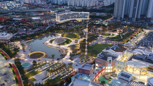 경남 김해시 신문동의 김해관광유통단지 야경. 이곳에 밀집한 롯데프리미엄아울렛 김해점과 롯데호텔앤리조트 김해, 롯데가든파크, 롯데워터파크 등은 관광객을 지역으로 이끄는 역할을 톡톡히 한다. 롯데쇼핑 제공