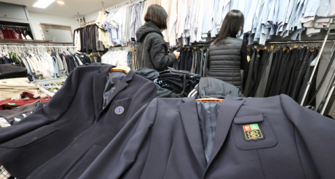 ‘등골 브레이커’ 교복비 전수 조사… 정장형 교복은 폐지 추진