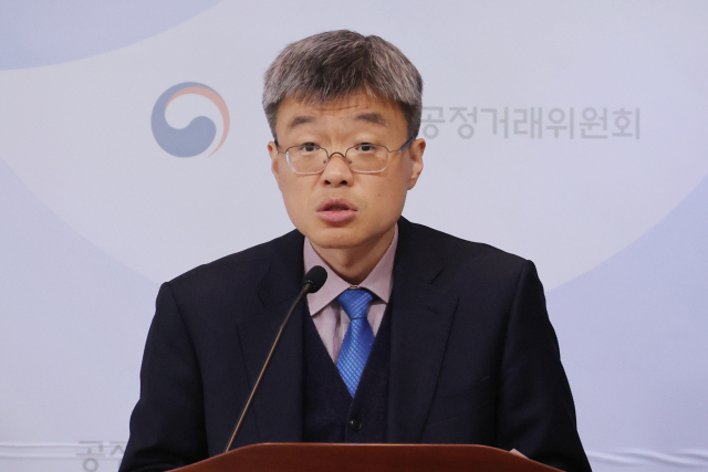 조원식 공정거래위원회 유통대리점조사과장이 26일 정부세종청사 공정위 기자실에서 쿠팡의 대규모유통업법 위반행위 제재에 대해 브리핑하고 있다. 연합뉴스