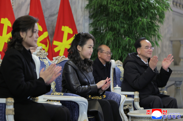 김정은 국무위원장의 딸 주애(가운데)가 지난 25일 평양 김일성광장에서 열린 노동당 제9차대회 기념 열병식에 웨이브 머리를 하고 참석해 박수를 치고 있다. 연합뉴스