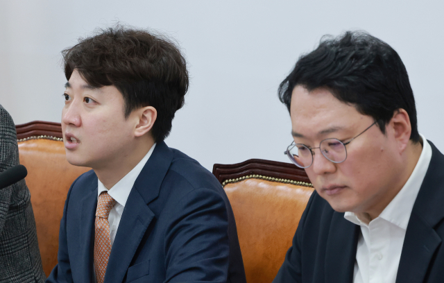 개혁신당 이준석 대표가 지난 9일 국회에서 열린 최고위원회의에 참석해 발언하고 있다. 오른쪽은 천하람 원내대표. 연합뉴스