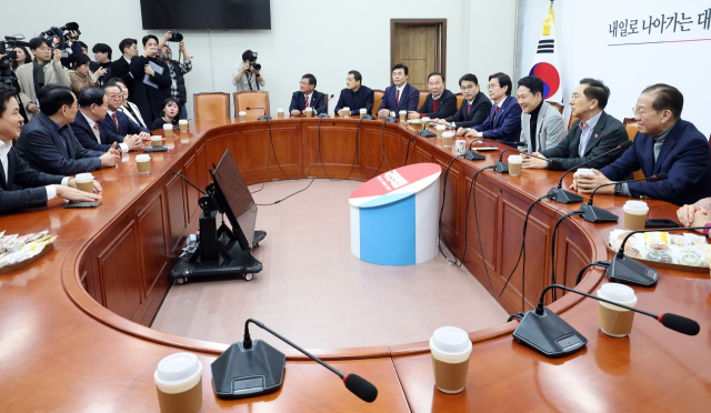 국민의힘 장동혁 대표가 26일 국회에서 중진 의원들과 면담하고 있다. 연합뉴스