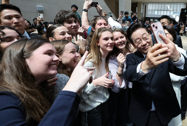 이재명 대통령과 김혜경 여사가 26일 서울 용산구 국립중앙박물관에서 열린 특별전 '우리들의 이순신' 관람을 마친 뒤 외국인 관람객과 기념촬영을 하고 있다. 연합뉴스