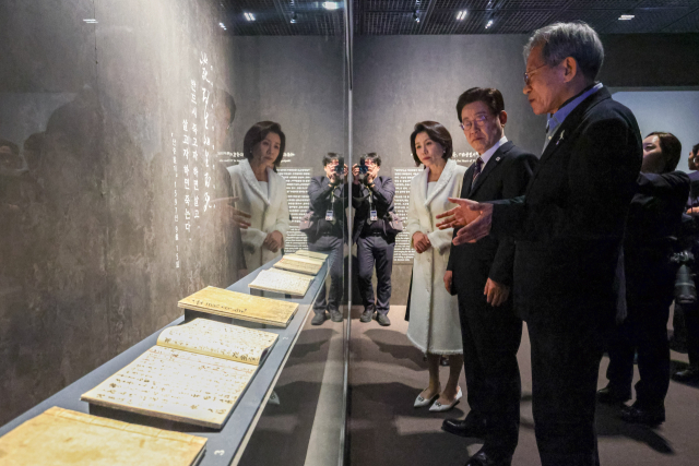 이재명 대통령과 김혜경 여사가 26일 서울 용산구 국립중앙박물관에서 열린 특별전 '우리들의 이순신'에서 유홍준 국립중앙박물관장으로부터 난중일기에 대한 설명을 듣고 있다. 연합뉴스