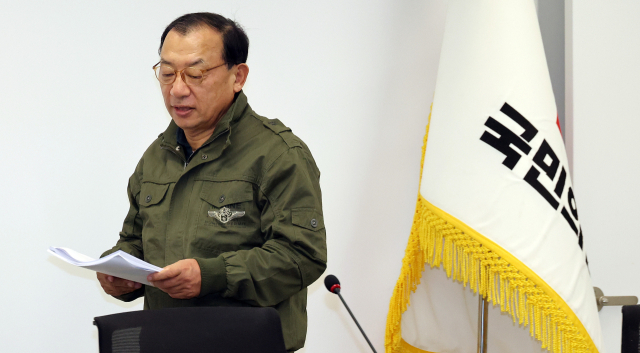 국민의힘 이정현 공천관리위원장이 26일 서울 영등포구 여의도 중앙당사에서 열린 제9회 전국동시지방선거 중앙당 공천관리위원회 ３차 회의에 입장하고 있다. 연합뉴스