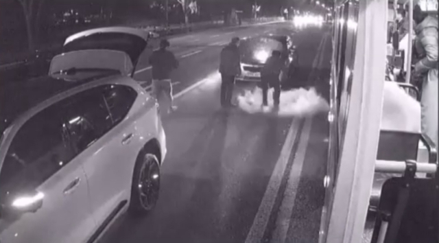 부산 해운대구 한 도로에서 발생한 차량 화재를 인근을 지나던 버스 운전기사 임성택 씨가 신속히 진화해 인명피해를 막았다. 사진은 임 씨가 소화기를 이용해 불을 끄는 모습. 부산시버스운송사업조합 제공