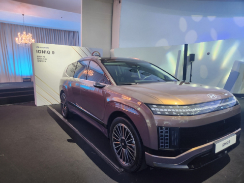 26일 서울 서초구 세빛섬 컨벤션홀에서 열린 한국자동차기자협회(KAJA) 주최의 ‘2026 대한민국 올해의 차(K-COTY) 시상식’에서 ‘2026 대한민국 올해의 차’를 포함해 ‘올해의 SUV’·‘올해의 EV’ 등 3관왕올 차지한 현대자동차의 플래그십 전기 SUV(스포츠유틸리티차량) ‘아이오닉 9’.배동진 기자 djbae@