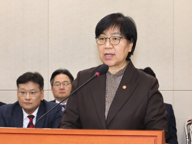 정은경 보건복지부 장관이 26일 국회에서 열린 보건복지위원회 전체 회의에서 업무보고를 하고 있다. 연합뉴스