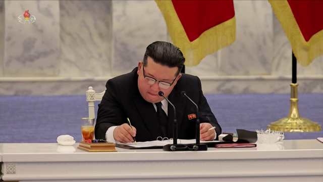 김정은 총비서 지도로 지난 25일 평양 당중앙위원회 본부에서 열린 노동당 중앙위원회 제9기 제1차 정치국회의에서 제9차 당대회 결정서 초안을 확정하고 인민경제 20개 주요 부문별 5개년계획 초안을 검토·승인했다고 조선중앙TV가 26일 보도했다. 연합뉴스