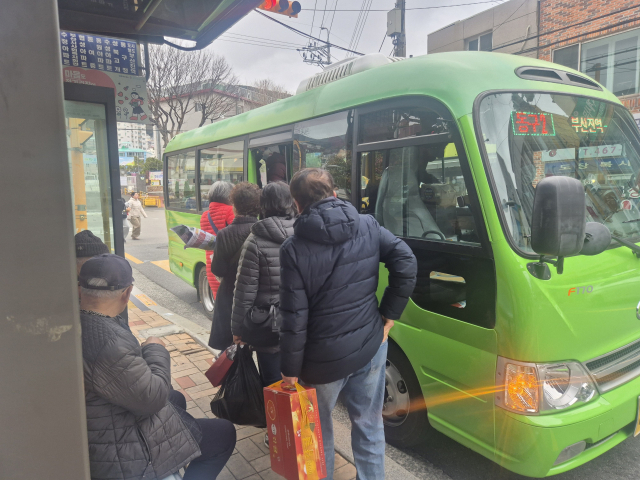 부산 중구의회에서 고령자 버스비 지원 조례가 발의됐다가 부결됐다. 26일 오후 부산 동구의 한 도로에서 시민들이 마을버스에 탑승하고 있다. 김동우 기자 friend@