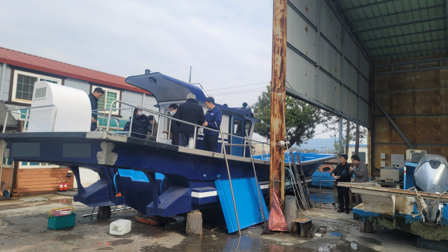 2025년 한국해양교통안전공단(KOMSA)이 행정안전부와 함께 어선 관리 실태 파악을 위한 협업 감찰을 진행 중인 모습. KOMSA 제공