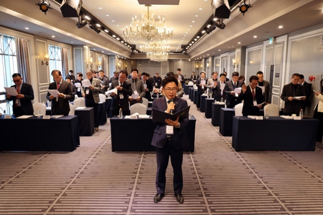 소상공인연합회(회장 송치영)는 26일 여의도 켄싱턴 호텔에서 개최된 ‘2026년도 소상공인연합회 정기총회’에서 정부와 국회가 추진 중인 ‘일하는 사람 기본법’ 제정 중단을 촉구하는 결의문을 채택하고, 법안 통과 저지를 위한 본격적인 대국민 서명운동에 나선다고 밝혔다. 소상공인연합회 제공