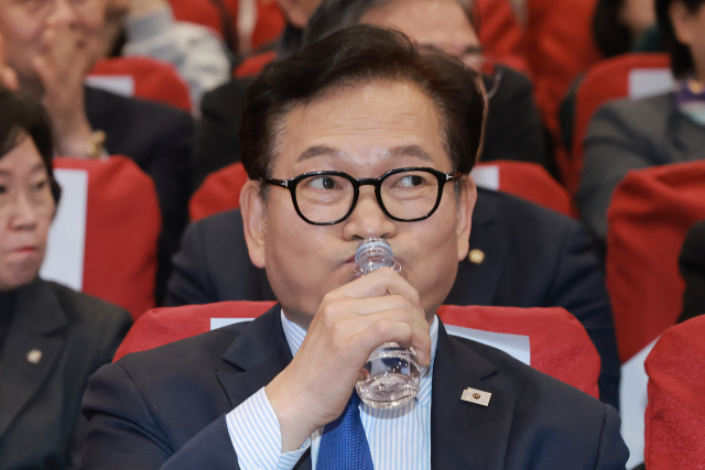 더불어민주당 송영길 전 대표가 24일 국회의원회관에서 열린 더불어민주당 전현희 의원 출판기념회에 참석해 물을 마시고 있다. 연합뉴스