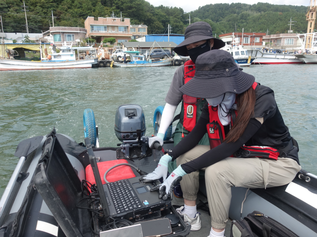 한국어촌어항공단 직원들이 수중부 조사를 수행하고 있다. 어촌어항공단 제공