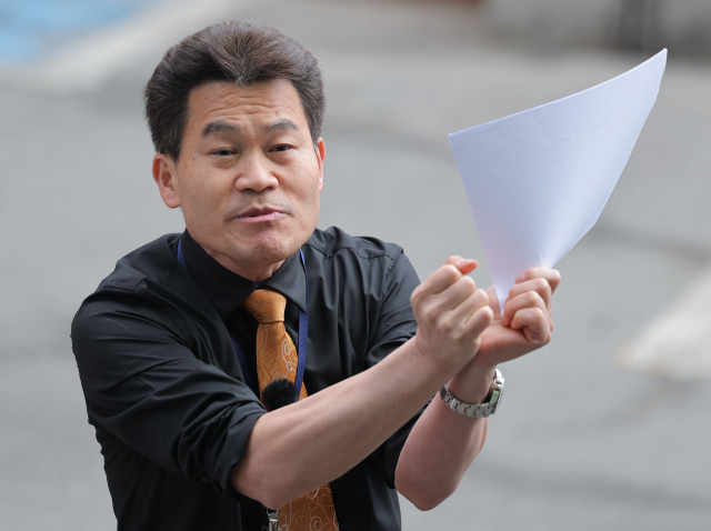 전 한국사 강사 전한길씨가 27일 동작구 서울경찰청 형사기동대에 피의자 신분으로 조사를 받기 위해 들어가며 발언하고 있다. 전 씨는 개혁신당 이준석 대표가 2024년 총선에서 부정선거로 당선됐다고 주장했다가 지난달 이 대표로부터 허위사실 유포에 따른 명예훼손 혐의로 피소된 바 있다. 연합뉴스