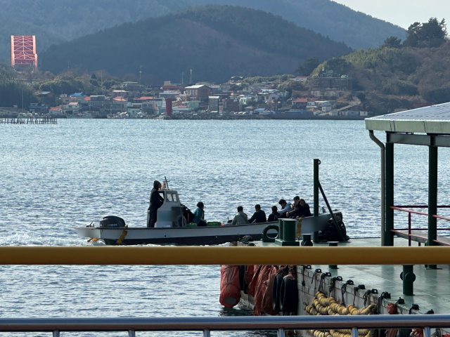 지난 25일 사천시 삼천포항에서 최대 승선 인원을 위반한 어선이 해경에 적발됐다. 사천해양경찰서 제공