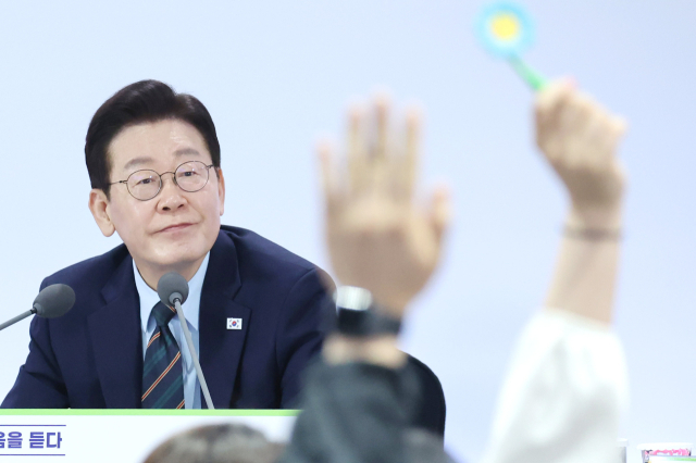 이재명 대통령이 27일 전북 전주시 전북대학교에서 열린 '전북의 마음을 듣다' 타운홀미팅 간담회에서 참석자들의 발언권 요청을 받고 있다. 연합뉴스