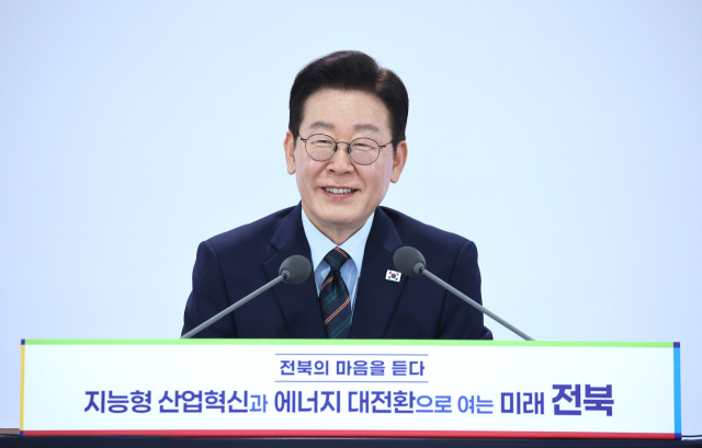 이재명 대통령이 27일 전북 전주시 전북대학교에서 열린 '전북의 마음을 듣다' 타운홀미팅 간담회에서 발언하고 있다. 연합뉴스