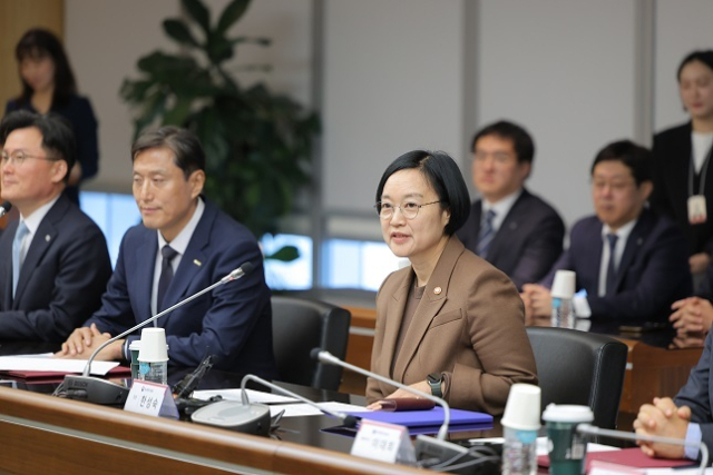 한성숙 중소벤처기업부 장관이 27일 부산 BNK부산은행 본점에서 열린 '동남권 벤처펀드 및 벤처생태계 활성화를 위한 업무협약 체결식'에서 인사말을 하고 있다. 중기부 제공