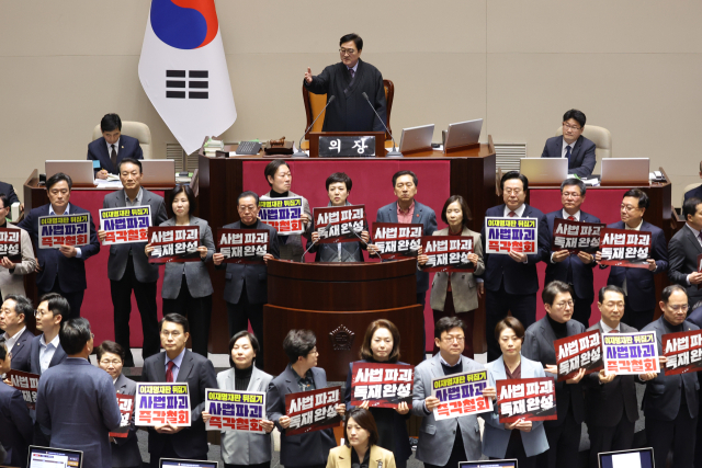 27일 국회에서 열린 2월 임시국회 8차 본회의에서 전날 상정된 헌법재판소법 일부개정법률안(재판소원제)에 대한 무제한 토론(필리버스터) 종결을 위한 투표가 시작되자 국민의힘 의원들이 손팻말과 피켓을 들고 시위를 펼치는 가운데 우원식 국회의장이 시위 중단을 요청하고 있다. 연합뉴스