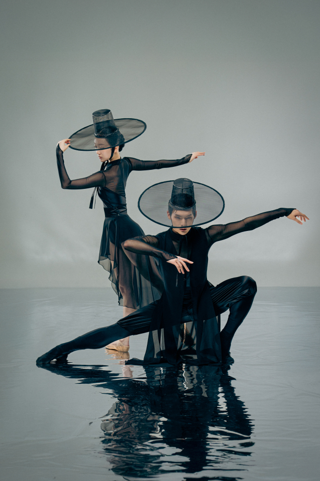 윤별발레컴퍼니 창작 발레 ‘갓’ 공연 모습. 금정문화회관 제공