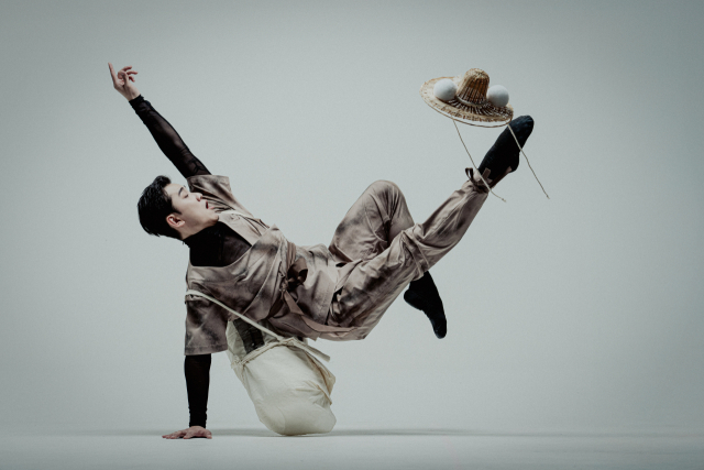 윤별발레컴퍼니 창작 발레 ‘갓’ 공연 모습. 금정문화회관 제공