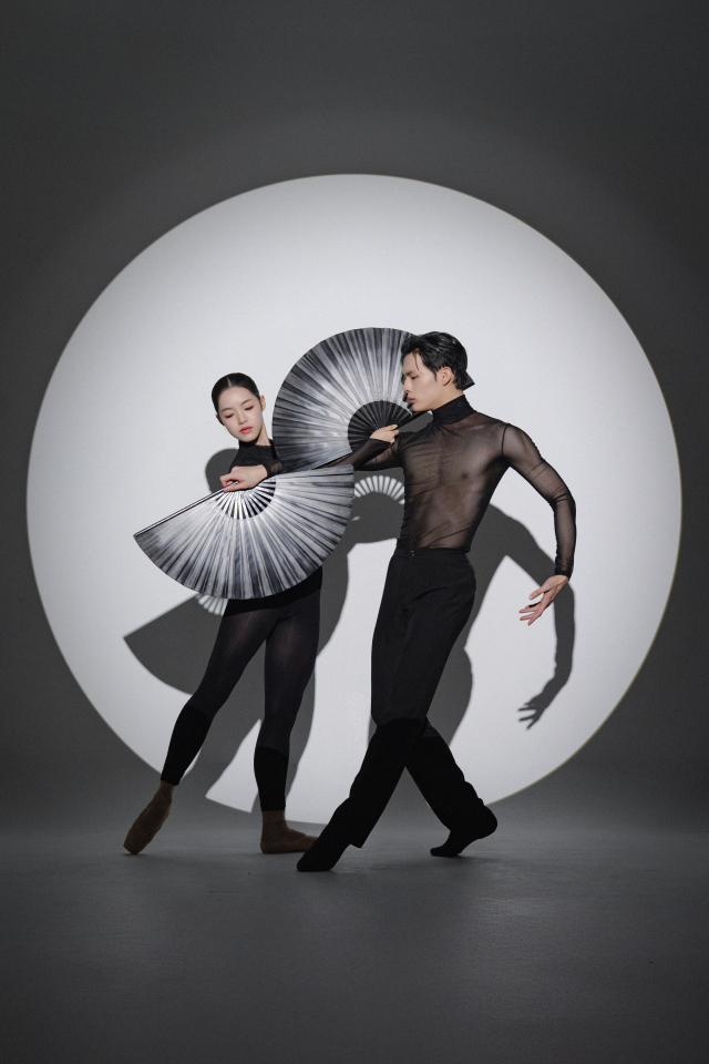 윤별발레컴퍼니 창작 발레 ‘갓’ 공연 모습. 금정문화회관 제공