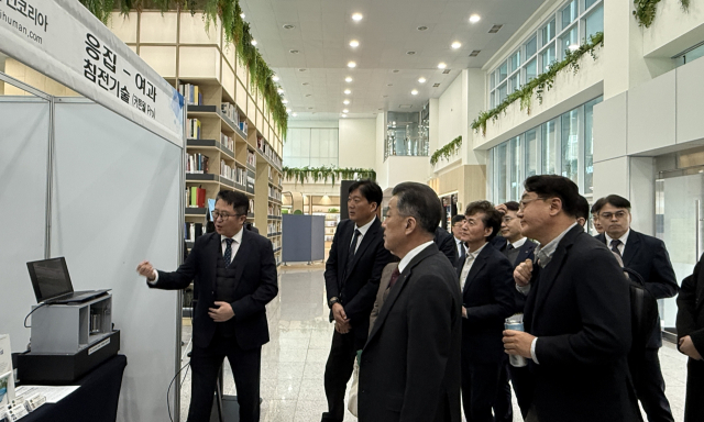 27일 한국수자원공사가 개최한 ‘녹조 신기술 포럼’ 전시 부스에서 참여기업 관계자가 녹조 저감 관련 기술을 설명하고 있다. 수자원공사 제공