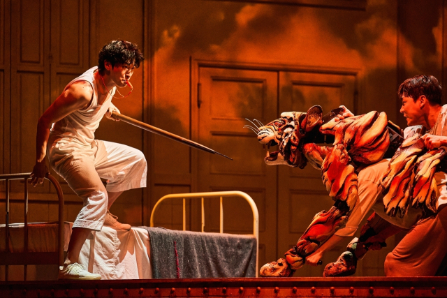 '라이프 오브 파이' 공연 스틸. 출연진은 박강현, 퍼핏티어 김시영 외. 에스앤코 제공