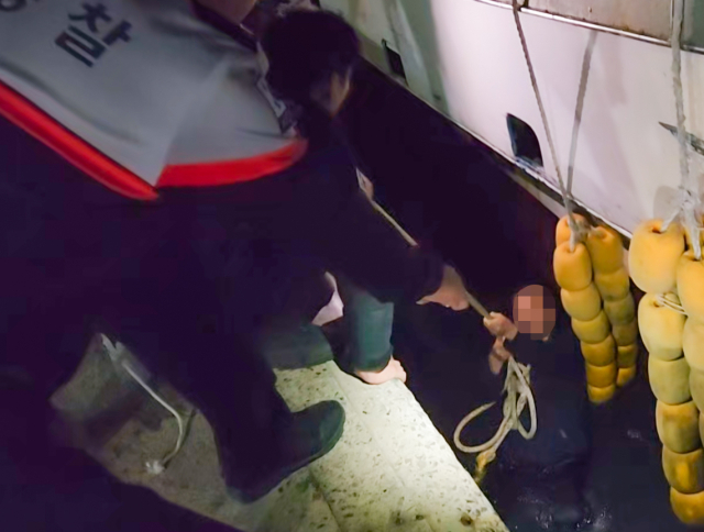 통영해양경찰서는 27일 오후 10시 30분께 거제시 장승포항에서 해상으로 추락한 70대 어선원을 구조했다. 통영해양경찰서 장승포파출소 대원들이 어선과 안벽 사이에 빠진 어선원을 구조하고 있다. 통영해양경찰서 제공