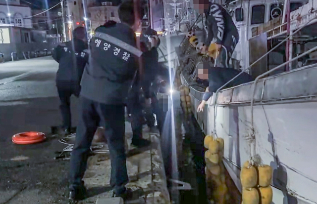 통영해양경찰서는 27일 오후 10시 30분께 거제시 장승포항에서 해상으로 추락한 70대 어선원을 구조했다. 통영해양경찰서 제공