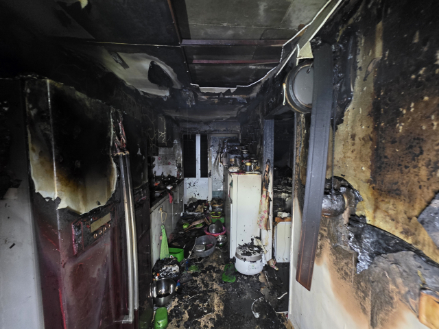 27일 오후 11시 50분께 부산 연제구 연산동 한 맨션 4층에서 화재가 발생해 주민 1명이 크게 다치고 10여 명이 대피했다. 부산소방재난본부 제공