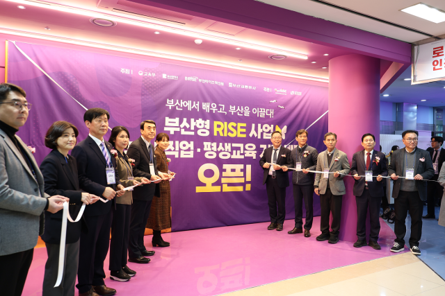 지난 26일 부산도시철도 3호선 덕천역~숙등역 지하상가 중앙홀에서 ‘부산형 RISE 직업·평생교육 거점 센터(B-Life Hub) 개소식’이 열렸다. 부산교통공사 제공