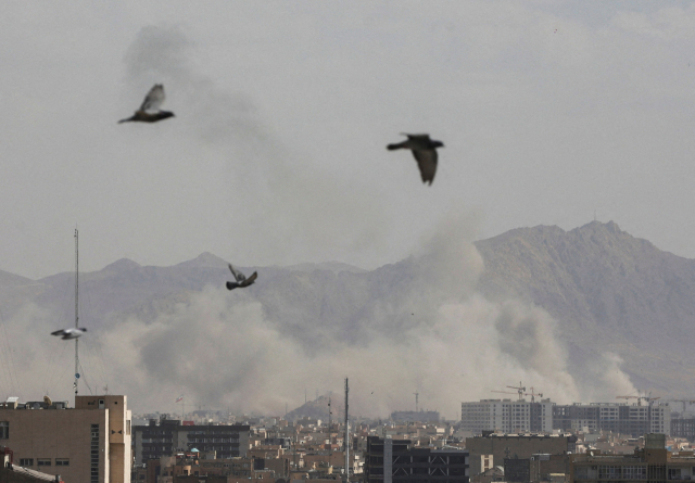 28일 이란 테헤란에서 이스라엘과 미국이 이란에 대한 공격을 시작한 후 폭발이 발생하자 연기가 피어오르고 있다． 로이터 연합뉴스
