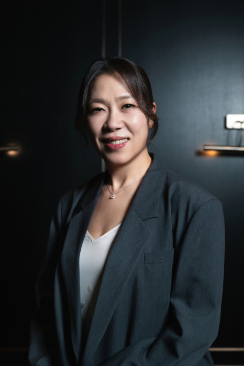 영화 ‘매드 댄스 오피스’에 출연한 배우 염혜란. 앤케이컨텐츠 제공