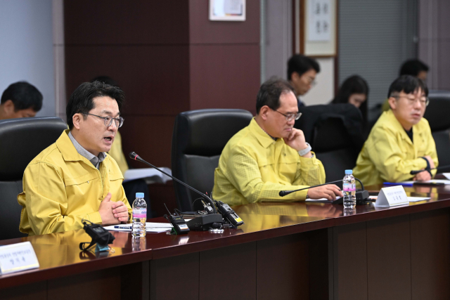 문신학(왼쪽) 산업통상자원부 차관이 1일 오전 서울 종로구 한국무역보험공사에서 열린 ‘이란 사태’ 실물경제 점검회의에서 발언하고 있다. 산업부 제공