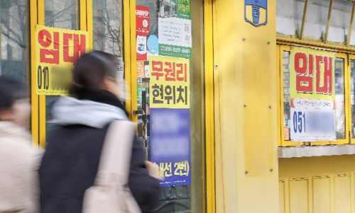 음식업·부동산임대업을 하는 사업자 수 감소세가 20개월 넘게 이어지고 있다. 지난해 2월 부산 부산진구 서면 상권 일대 곳곳에 임대 안내문이 붙어 있는 모습. 부산일보DB