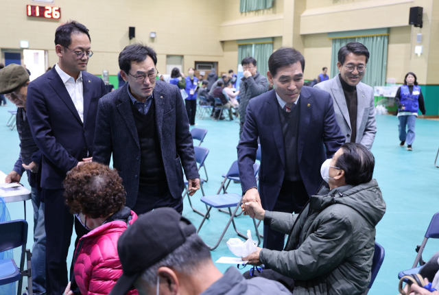 28일 박종탁 NH농협생명 부사장(왼쪽에서 두 번째), 최상복 화도농협 조합장(왼쪽에서 세 번째)이 검진받는 조합원을 살피는 모습. 농협생명 제공.