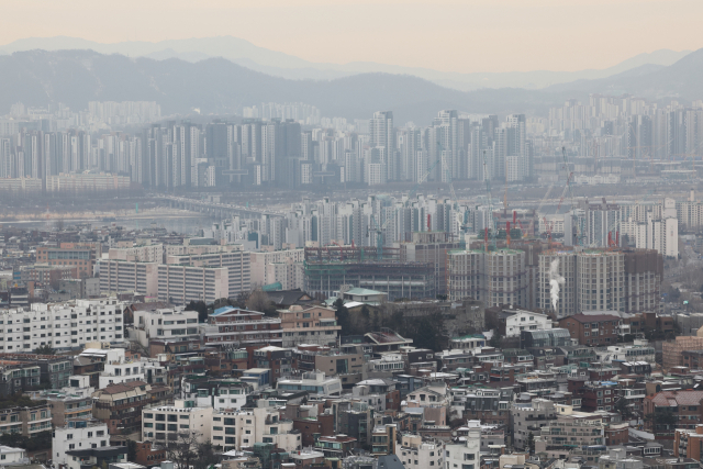서울 남산에서 바라본 아파트 단지 등 서울 시내의 모습. 연합뉴스