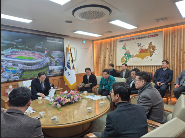 지난달 27일 김도읍 국회의원과 김형찬 강서구청장이 김해시청을 방문해 바이오가스 시설 조성 계획을 철회하라고 요구하는 모습. 강서구청 제공