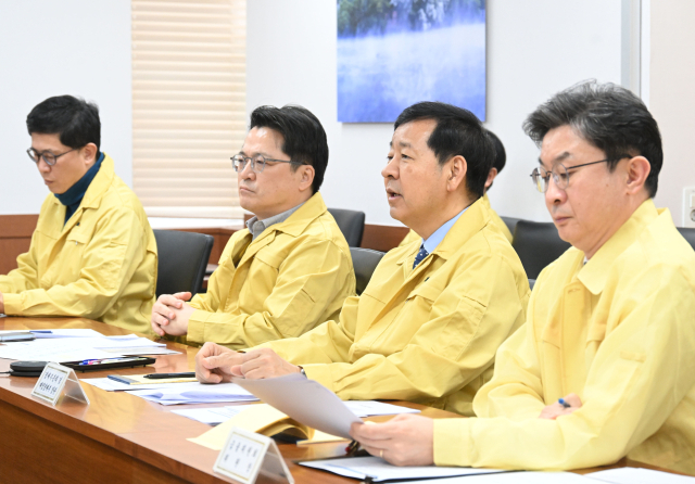 구윤철(오른쪽) 부총리 겸 재정경제부 장관이 1일 낮 12시 정부서울청사에서 ‘중동 상황 관련 관계기관 합동 긴급 상황점검회의’를 주재하고 있다. 재경부 제공