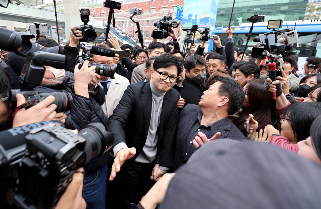 한동훈 국민의힘 전 대표가 27일 오후 대구 서문시장에 도착하고 있다. 연합뉴스