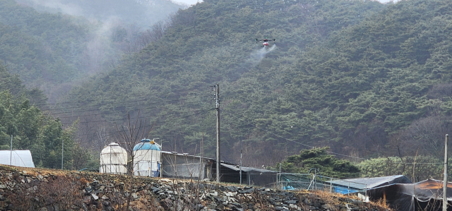 지난달 27일 경남 합천군 가야면에서 ASF 드론 방역이 진행되고 있다. 김현우 기자