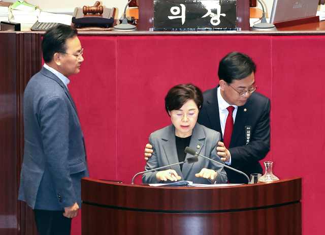 국민의힘 송언석 원내대표가 1일 국회 본회의장에서 국민투표법 전부개정법률안(대안)에 대한 무제한토론을 하고 있던 김정재 의원에게 토론 중단을 요청한 뒤 단상을 내려가고 있다. 송 원내대표는 앞서 더불어민주당에 대구·경북 행정통합 특별법 처리 협조를 요구하며 필리버스터(무제한 토론을 통한 합법적인 의사진행 방해)를 전면 중단하겠다고 밝혔다. 연합뉴스