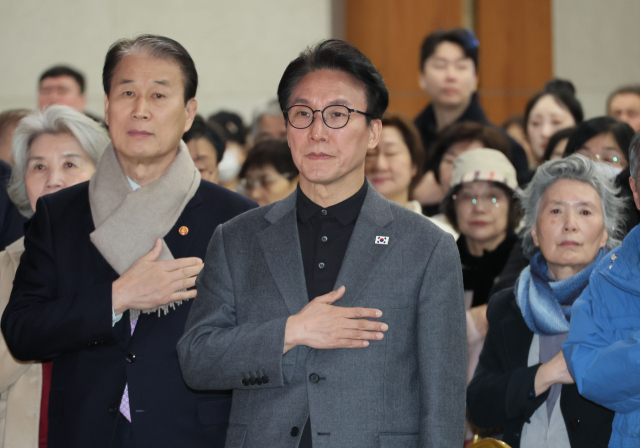 김민석 국무총리가 1일 서울 용산구 백범김구기념관에서 열린 2026 백범 김구 탄생 150주년 기념 창작 판소리 '백범 김구' 공연에서 참석자들과 국기에 경례하고 있다. 연합뉴스