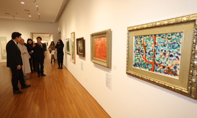 부산미술협회가 창립 80주년을 맞아 1일 부산문화회관 전시실에서 부산미술의 80년 역사를 조망하는 기획전 ‘80년의 숨결! 부산미술을 조망하다展’의 개막식을 열었다. 7일까지 열리는 이번 전시는 작고 작가를 비롯해 현재 부산미협에서 활동 중인 작가의 작품 900여 점을 만날 수 있다. 이재찬 기자 chan@