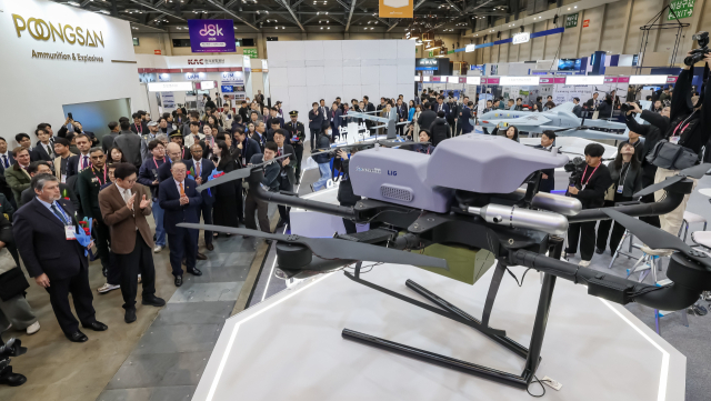 드론쇼 코리아(‘DSK 2026’)가 개막한 지난달 25일 부산 해운대구 벡스코 제1전시장에서 관람객들이 다양한 드론을 구경하고 있다. 김종진 기자 kjj1761@
